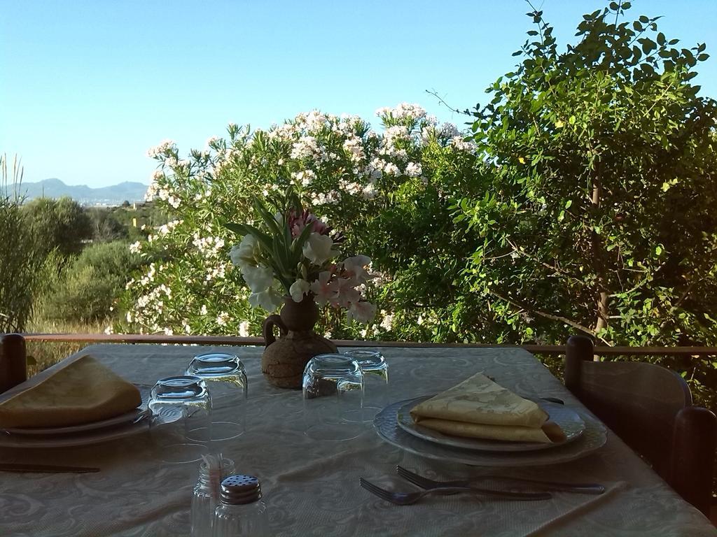 Farm Stay Gli Oleandri Loiri Porto San Paolo Eksteriør billede
