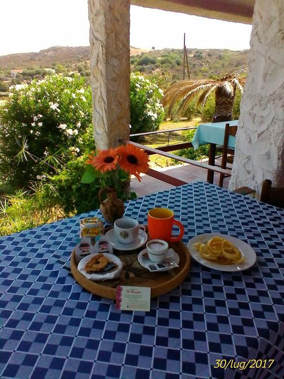 Farm Stay Gli Oleandri Loiri Porto San Paolo Eksteriør billede